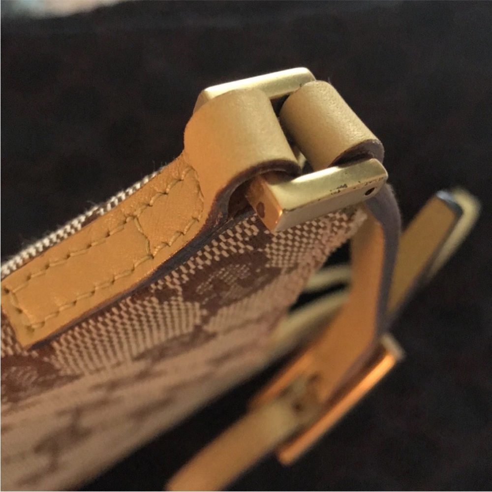 Gucci Tan and Brown Monogram Shoulder Bag - Picture 3 of 12